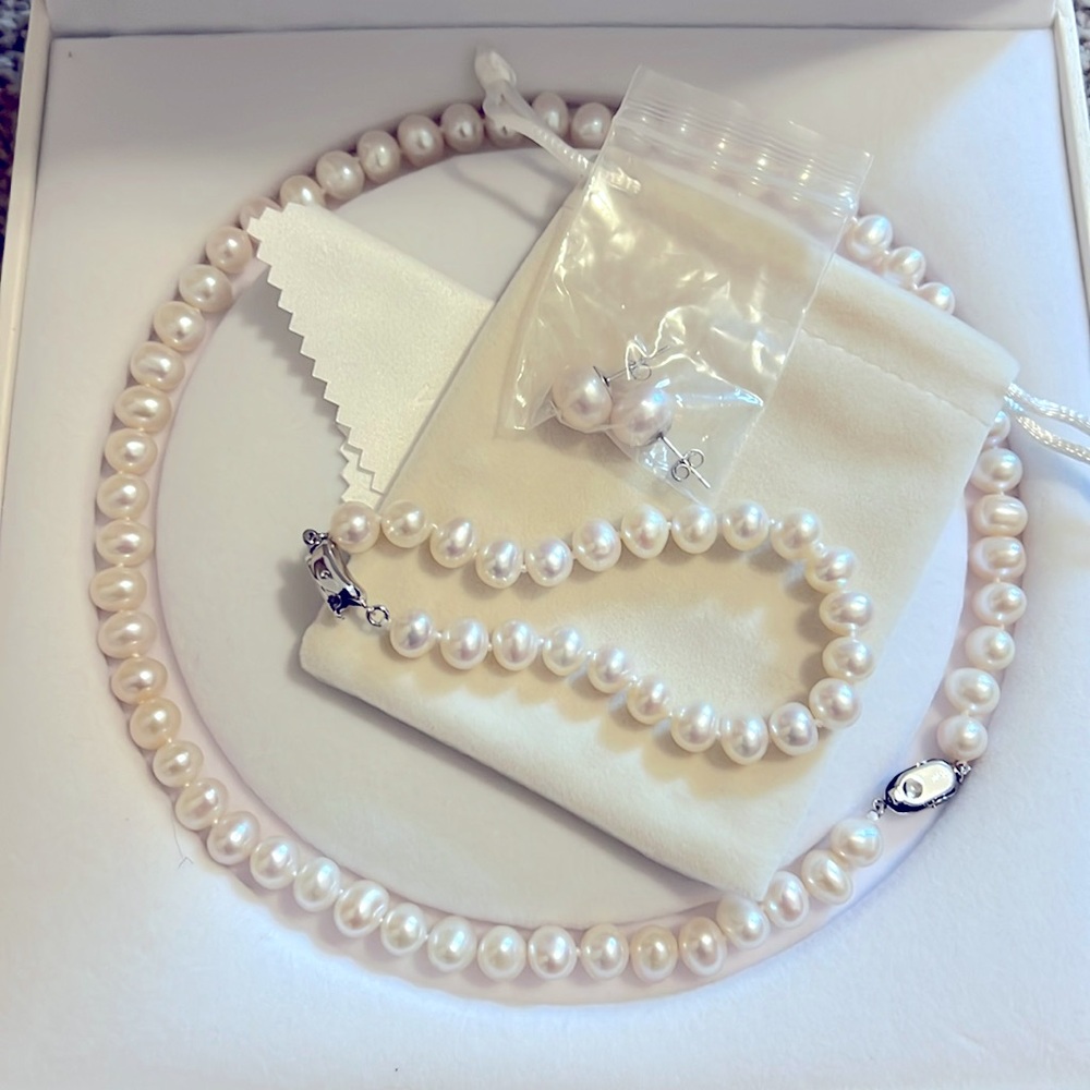 NWOT! VIKI LYNN Pearl Necklace, Bracelet and Earring Set